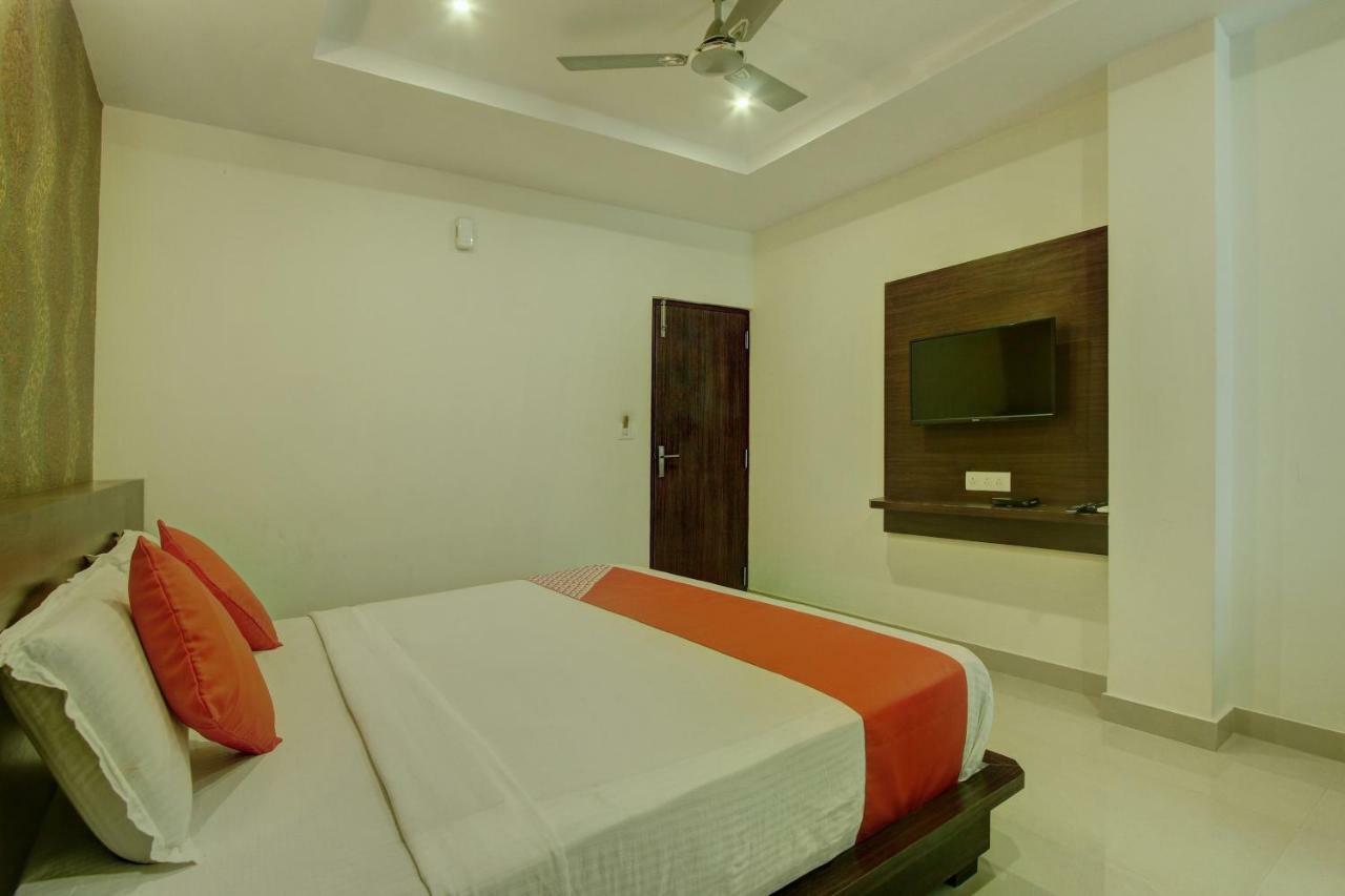 Capital O Hotel Samanvi International Belur  Ngoại thất bức ảnh